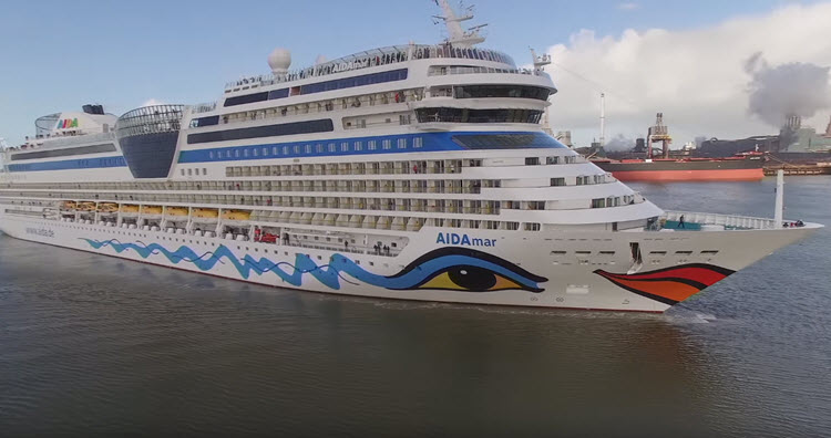 AIDAmar cruiseschip in haven van IJmuiden