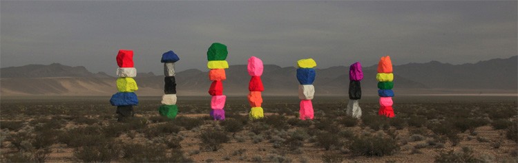 Kunstwerk van fluoriserende totems bij Las Vegas gefilmd met drone