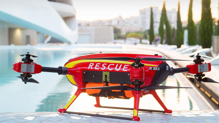 Drone redt zwemmer in Spanje