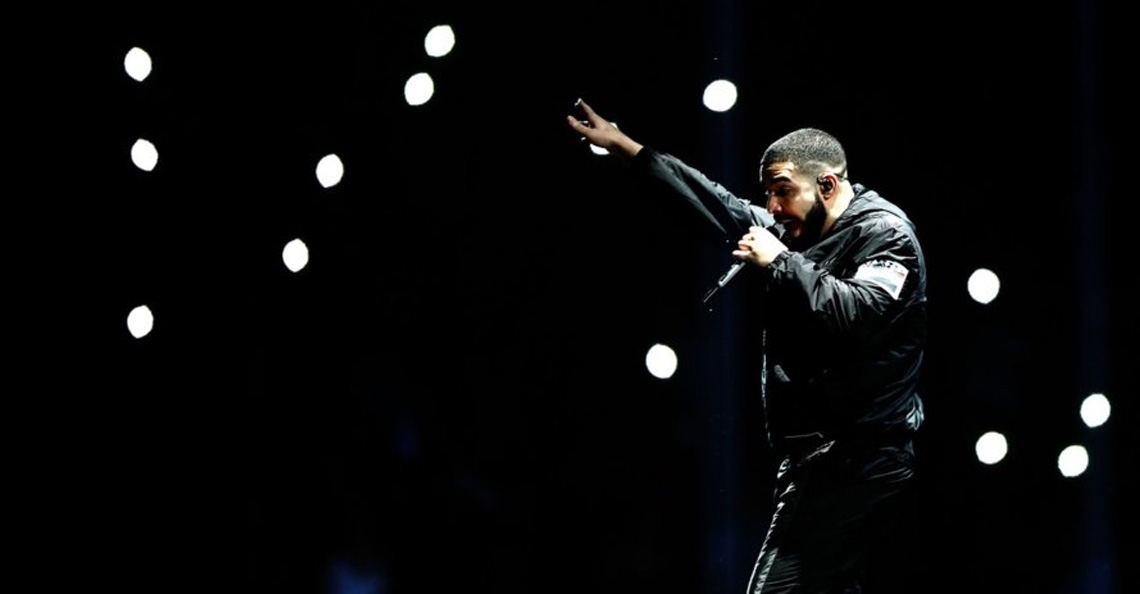 1535984949-drake-treedt-op-met-dansende-autonome-drones-new-york-madison-square-garden-2018.jpg