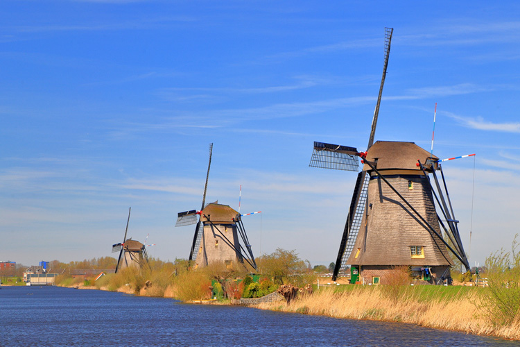 Kinderdijk op een zonnige winterochtend vanuit de lucht