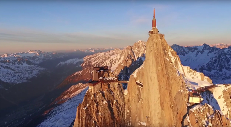 Adembenemende dronevideo Franse berg Aiguille du Midi