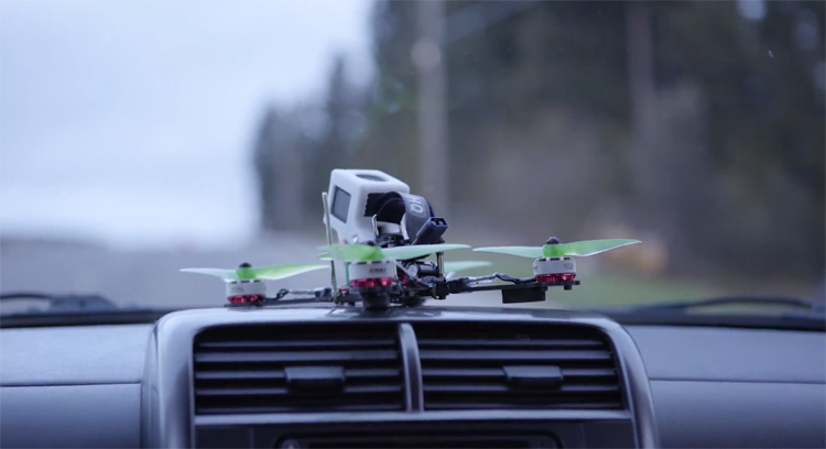 FPV racen vanuit de auto