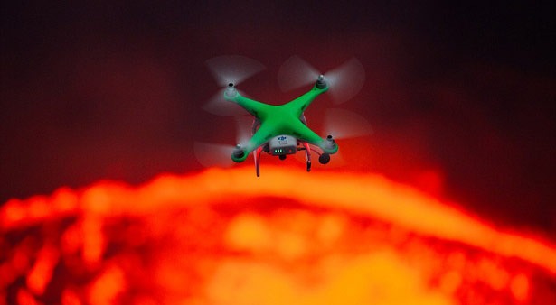 sam-cossman-drone-vulkaan-lava-meer-quadcopter-dji-phantom-groen